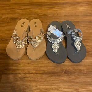 2 pairs women’s sandals.